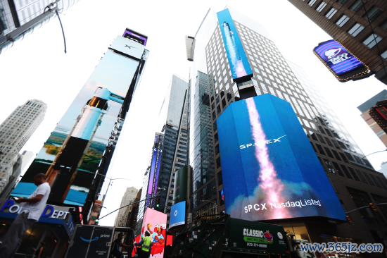 6月12日，期间广场出现了 SpaceX 的标记。