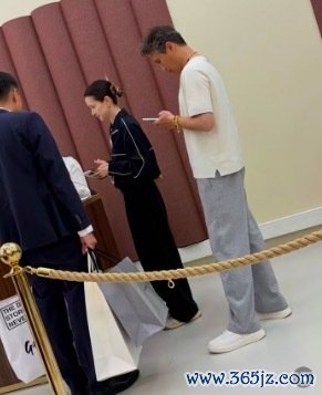 李乃文陪夫人巴黎逛街 职责空档全程陪伴